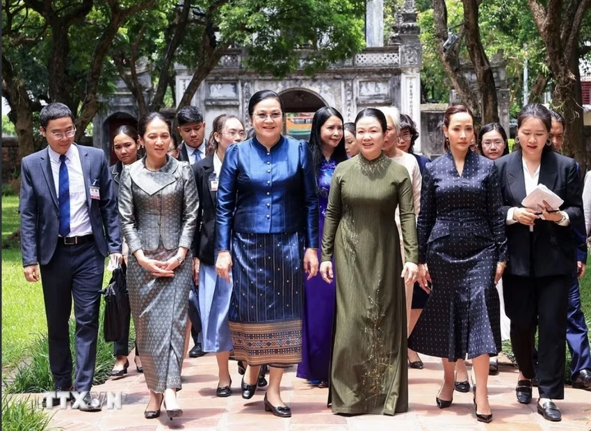 phu-nhan-thu-tuong-le-minh-hung-cung-phu-nhan-thu-tuong-cac-nuoc-tham-van-mieu-quoc-tu-giam-2.jpeg