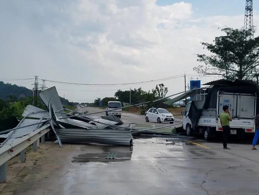 Gió lốc cuốn bay mái cây xăng, giao thông ùn tắc ảnh 1 Gió lốc cuốn bay mái cây xăng, giao thông ùn tắc ảnh 1