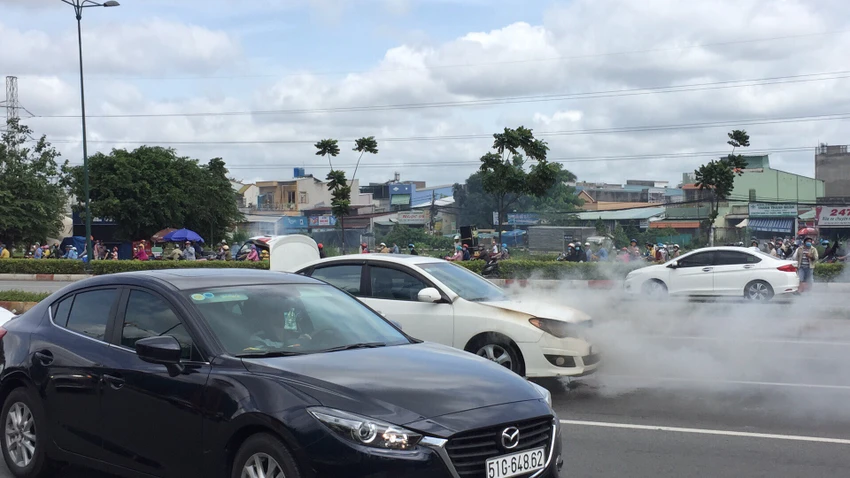 Xe 4 chỗ đang chạy, bốc cháy trên đường Phạm Văn Đồng ảnh 1