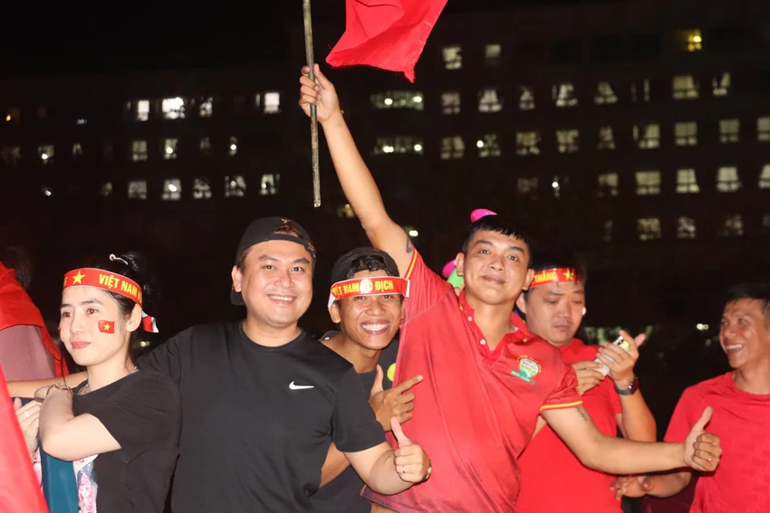 Cả nước đổ ra đường mừng HCV SEA Games lịch sử của U-22 VN ảnh 12