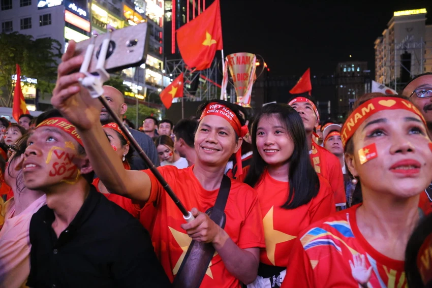 Cả nước đổ ra đường mừng HCV SEA Games lịch sử của U-22 VN ảnh 40