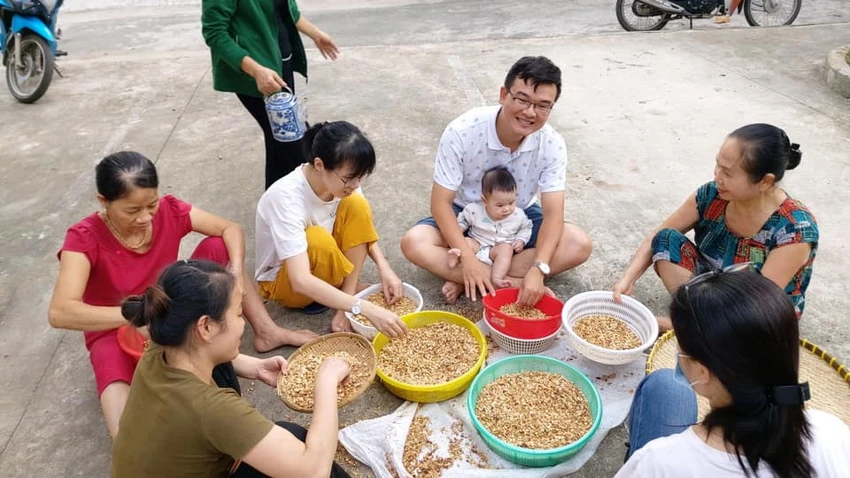 Xóm công viên Hạnh Phúc làm chà bông 'thương gửi miền Trung' ảnh 2