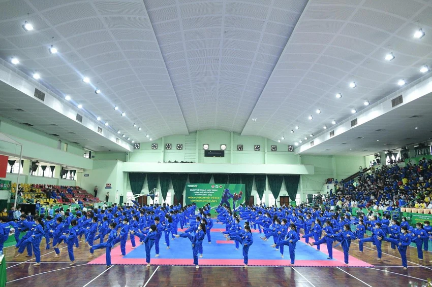 200 học sinh của trường THCS Lê Quý Đôn với màn đồng diễn Năng động Việt Nam sôi động. 200 học sinh của trường THCS Lê Quý Đôn với màn đồng diễn Năng động Việt Nam sôi động.