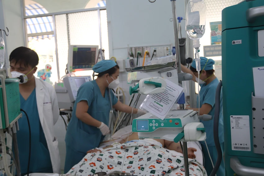 Bệnh nhi sốt xuất huyết nặng đang điều trị tại Hồi sức nhiễm COVID-19 BV Nhi đồng 2. Ảnh: HOÀNG LAN Bệnh nhi sốt xuất huyết nặng đang điều trị tại Hồi sức nhiễm COVID-19 BV Nhi đồng 2. Ảnh: HOÀNG LAN