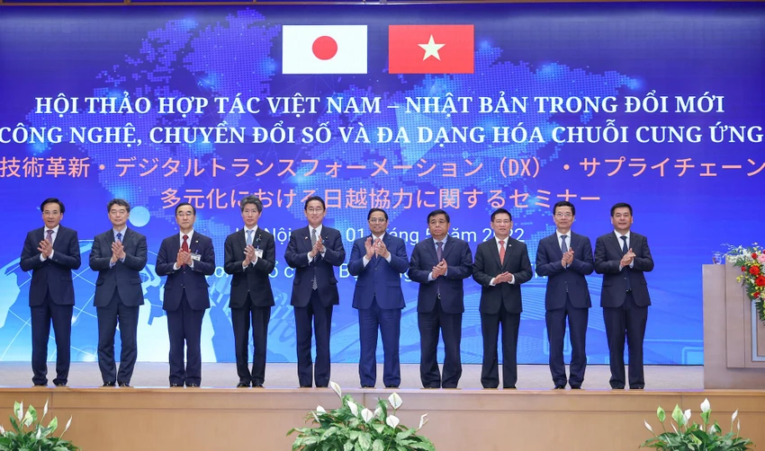 Thủ tướng Phạm Minh Chính và Thủ tướng Nhật Bản Kishida Fumio cùng các đại biểu dự hội thảo hợp tác Việt Nam-Nhật Bản trong đổi mới công nghệ, chuyển đổi số và đa dạng hóa chuỗi cung ứng. Ảnh VGP/Nhật Bắc Thủ tướng Phạm Minh Chính và Thủ tướng Nhật Bản Kishida Fumio cùng các đại biểu dự hội thảo hợp tác Việt Nam-Nhật Bản trong đổi mới công nghệ, chuyển đổi số và đa dạng hóa chuỗi cung ứng. Ảnh VGP/Nhật Bắc