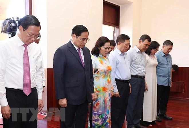 Thủ tướng Phạm Minh Chính và đoàn công tác đến dâng hương, hoa tưởng niệm Chủ tịch Hồ Chí Minh tại bến Nhà Rồng. Ảnh: Dương Giang/TTXVN