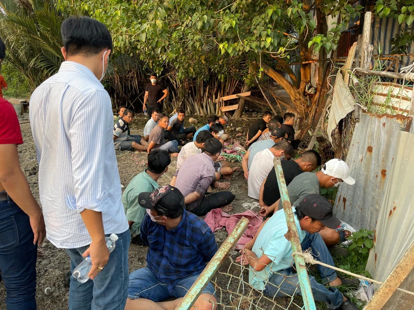 Hàng chục người đang "sát phạt" nhau bằng hình thức đá gà ven bờ Rạch Nước Lên, thì bị cảnh sát vây ráp. Hàng chục người đang "sát phạt" nhau bằng hình thức đá gà ven bờ Rạch Nước Lên, thì bị cảnh sát vây ráp.