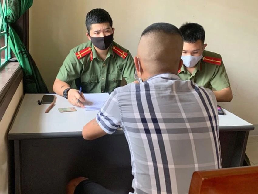 Một người dân bị mời đến làm việc vì đã đăng thông tin về dịch bệnh sai sự thật hồi năm 2021. Ảnh: CA