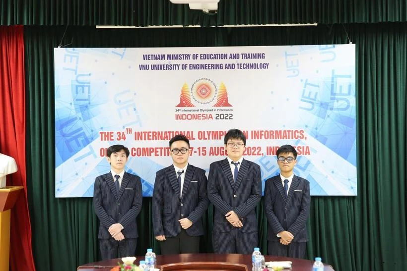 4 thành viên trông đội tuyển Olympic Tin học. Ảnh: TTTT 4 thành viên trông đội tuyển Olympic Tin học. Ảnh: TTTT