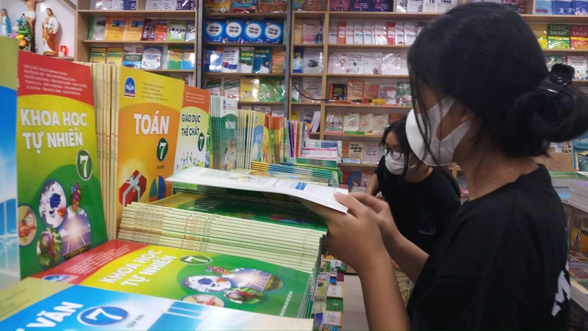 Một trong những nguyên nhân khiến SGK bị thiếu là do Công ty sách và thiết bị trường học chưa cung cấp đủ sách theo đặt hàng của cơ sở giáo dục. Ảnh: Nguyễn Quyên Một trong những nguyên nhân khiến SGK bị thiếu là do Công ty sách và thiết bị trường học chưa cung cấp đủ sách theo đặt hàng của cơ sở giáo dục. Ảnh: Nguyễn Quyên