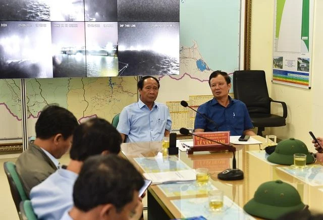 Phó Thủ tướng Lê Văn Thành triệu tập các đầu cầu báo cáo diễn biễn tình hình, các ảnh hưởng của bão - Ảnh: VGP/Đức Tuân. Phó Thủ tướng Lê Văn Thành triệu tập các đầu cầu báo cáo diễn biễn tình hình, các ảnh hưởng của bão - Ảnh: VGP/Đức Tuân.