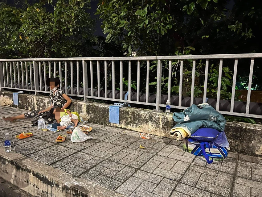 Ba mẹ con bà T thường giăng mùng ngủ trên cầu Ông Cày. Ảnh: TS Ba mẹ con bà T thường giăng mùng ngủ trên cầu Ông Cày. Ảnh: TS