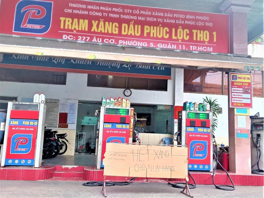 Vẫn còn tình trạng cửa hàng xăng dầu hết xăng (ảnh chụp ngày 3-1) Ảnh: T.U Vẫn còn tình trạng cửa hàng xăng dầu hết xăng (ảnh chụp ngày 3-1) Ảnh: T.U
