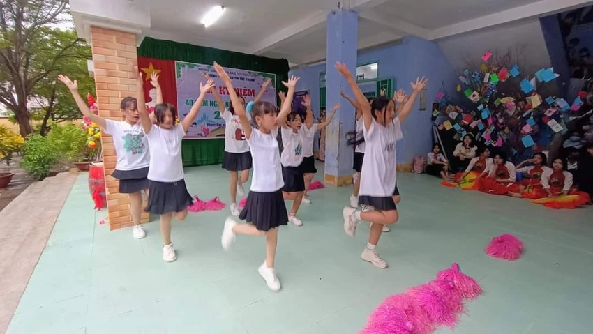 Sân khấu được chuyển vào sảnh trường Sân khấu được chuyển vào sảnh trường