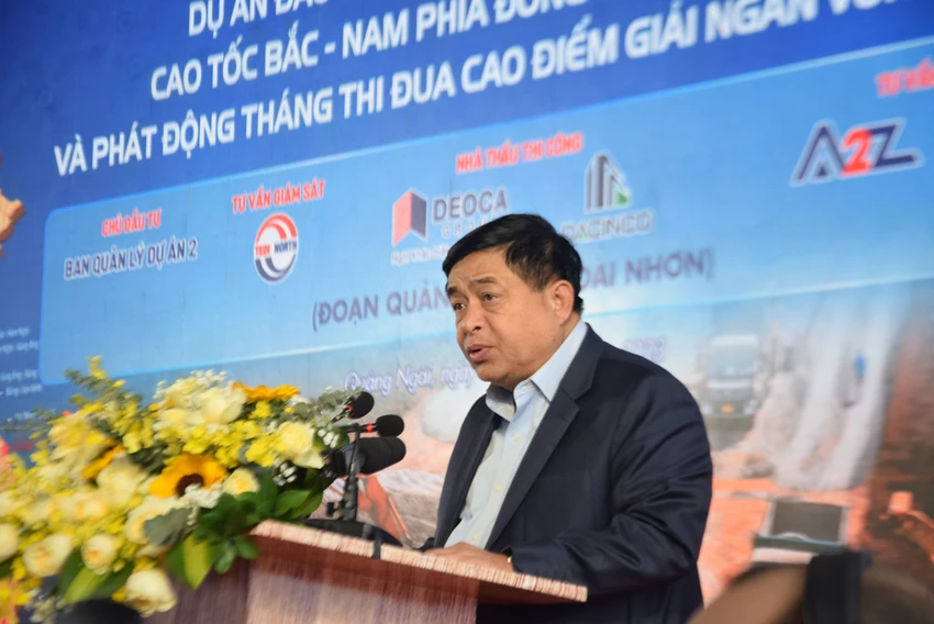 Bộ trưởng Bộ Kế hoạch và Đầu tư Nguyễn Chí Dũng phát động tháng thi đua cao điểm giải ngân vốn đầu tư công tại điểm cầu Quảng Ngãi. Ảnh: THANH NHẬT Bộ trưởng Bộ Kế hoạch và Đầu tư Nguyễn Chí Dũng phát động tháng thi đua cao điểm giải ngân vốn đầu tư công tại điểm cầu Quảng Ngãi. Ảnh: THANH NHẬT