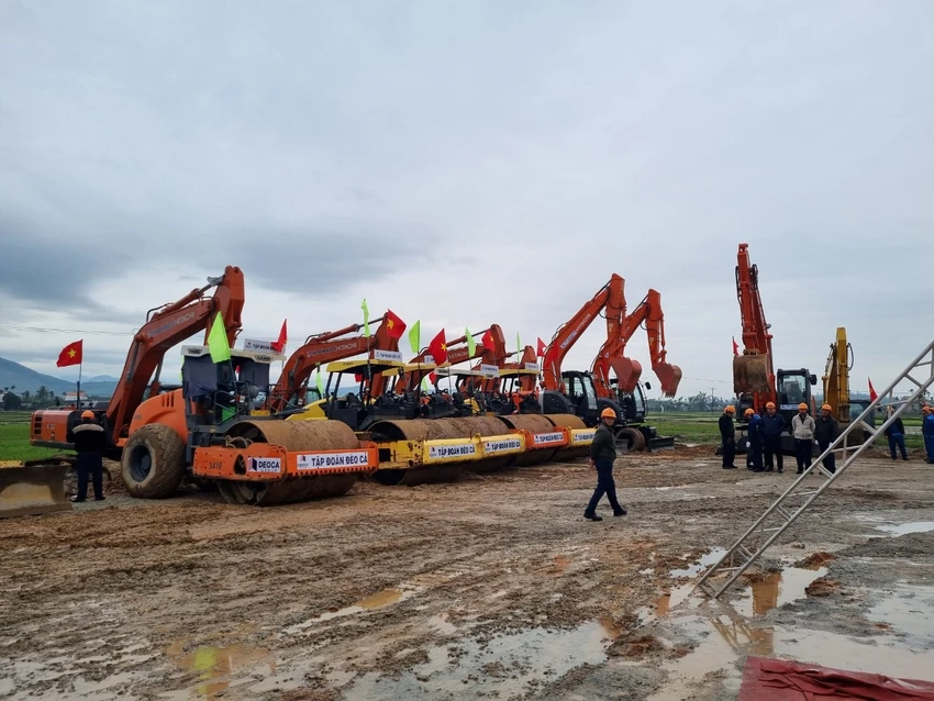 Loạt xe công trình sẵn sàng cho lễ khởi công tại điểm cầu Quảng Ngãi. Ảnh: T.NHẬT Loạt xe công trình sẵn sàng cho lễ khởi công tại điểm cầu Quảng Ngãi. Ảnh: T.NHẬT
