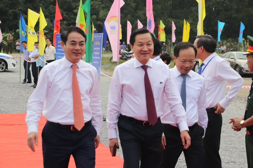 Phó Thủ tướng Chính Phủ Lê Minh Khái (giữa) đến dự Lễ Khởi công tại điểm cầu Hậu Giang. Ảnh: CHÂU ANH Phó Thủ tướng Chính Phủ Lê Minh Khái (giữa) đến dự Lễ Khởi công tại điểm cầu Hậu Giang. Ảnh: CHÂU ANH