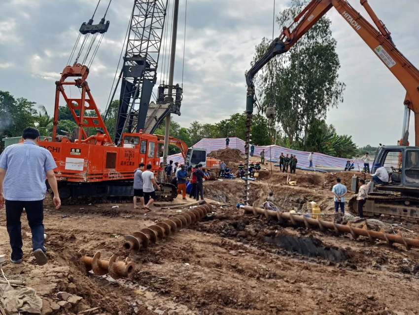 Dự kiến đêm nay sẽ hoàn tất giải cứu bé rơi vào ống trụ bê tông sâu 35 m ảnh 19 Dự kiến đêm nay sẽ hoàn tất giải cứu bé rơi vào ống trụ bê tông sâu 35 m ảnh 19