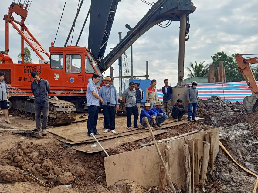 Dự kiến đêm nay sẽ hoàn tất giải cứu bé rơi vào ống trụ bê tông sâu 35 m ảnh 20 Dự kiến đêm nay sẽ hoàn tất giải cứu bé rơi vào ống trụ bê tông sâu 35 m ảnh 20