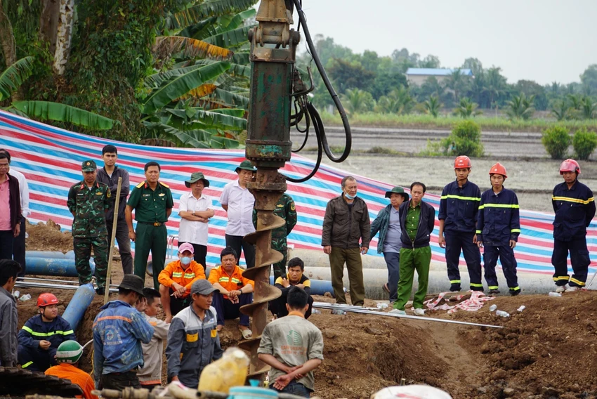 Dự kiến đêm nay sẽ hoàn tất giải cứu bé rơi vào ống trụ bê tông sâu 35 m ảnh 21 Dự kiến đêm nay sẽ hoàn tất giải cứu bé rơi vào ống trụ bê tông sâu 35 m ảnh 21