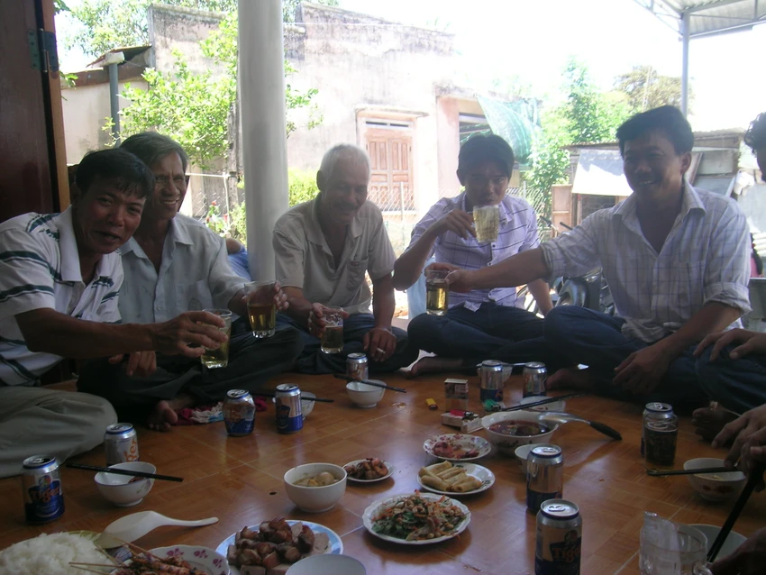 Ở nông thôn, những ngày trước tết là vui nhất vì ngoài cúng lễ là dịp gặp mặt bà con, anh em, bạn bè... xa gần về quê đón tết Ở nông thôn, những ngày trước tết là vui nhất vì ngoài cúng lễ là dịp gặp mặt bà con, anh em, bạn bè... xa gần về quê đón tết