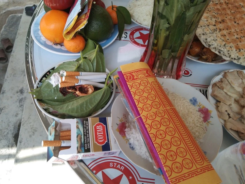 Ngoài giấy cúng còn có trầu cau, thuốc, gạo, muối... Ngoài giấy cúng còn có trầu cau, thuốc, gạo, muối...