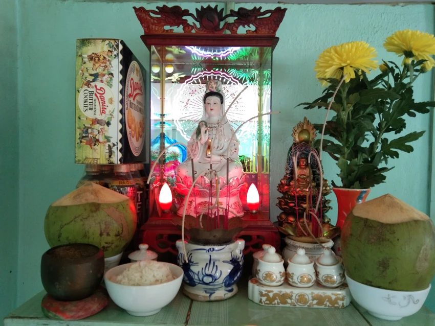Một mâm chay cúng Phật gồm: đĩa ngũ quả, bánh... Có gia chủ còn dâng cơm trắng cúng Phật. Ảnh: NGUYỄN TÝ Một mâm chay cúng Phật gồm: đĩa ngũ quả, bánh... Có gia chủ còn dâng cơm trắng cúng Phật. Ảnh: NGUYỄN TÝ
