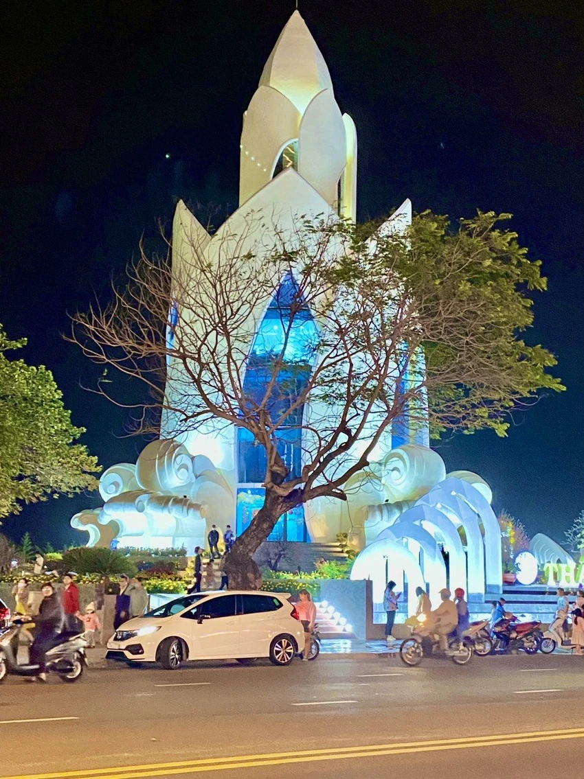 Tháp Trầm Hương thu hút nhiều người dân đến tham quan, chụp ảnh dịp Tết này. Tháp Trầm Hương thu hút nhiều người dân đến tham quan, chụp ảnh dịp Tết này.