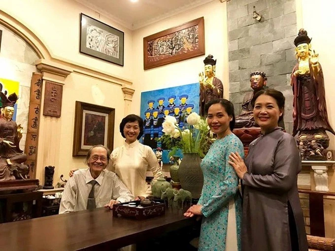 NSND cùng 3 người con gái Lê Vân, Lê Khanh, Lê Vy. Ảnh: FBNV NSND cùng 3 người con gái Lê Vân, Lê Khanh, Lê Vy. Ảnh: FBNV
