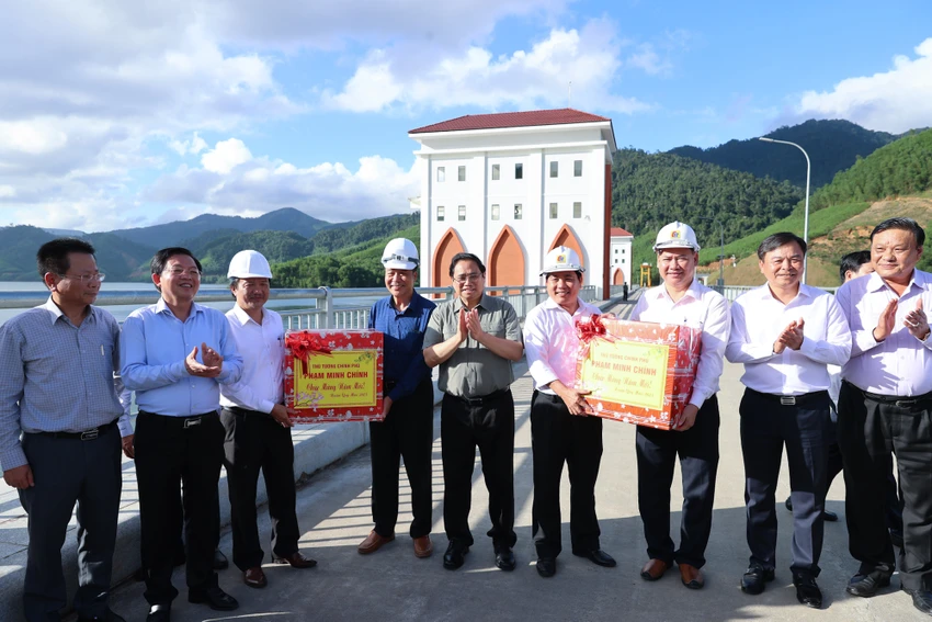 Thủ tướng tặng quà các đơn vị thi công, vận hành hồ Đồng Mít - Ảnh: VGP/Nhật Bắc Thủ tướng tặng quà các đơn vị thi công, vận hành hồ Đồng Mít - Ảnh: VGP/Nhật Bắc