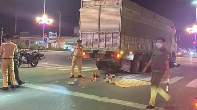 Lực lượng công an khám nghiệm hiện trường vụ tai nạn thương tâm. Ảnh: LA