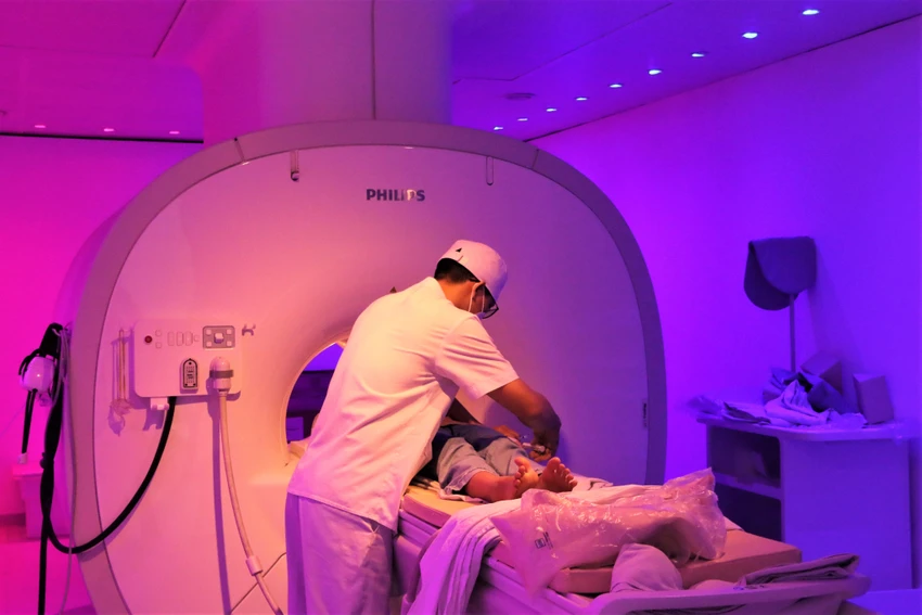 Bác sĩ bệnh viện Nhi đồng 2, THCM đang tiến hành chụp MRI cho bệnh nhân. Ảnh: Thảo Phương Bác sĩ bệnh viện Nhi đồng 2, THCM đang tiến hành chụp MRI cho bệnh nhân. Ảnh: Thảo Phương