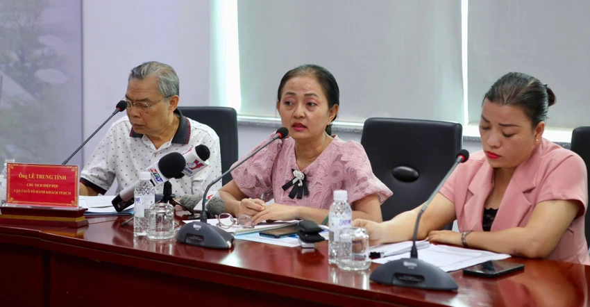 Bà Nguyễn Thị Ngọc Trang (giữa), Giám đốc HTX Vận tải Thương mại Dịch vụ Du lịch Sen Việt Bà Nguyễn Thị Ngọc Trang (giữa), Giám đốc HTX Vận tải Thương mại Dịch vụ Du lịch Sen Việt