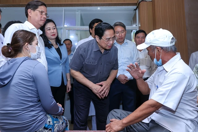 Thủ tướng lắng nghe người nhà bệnh nhân chia sẻ về công tác khám, chữa bệnh tại Bệnh viện - Ảnh: VGP/Nhật Bắc thu tuong pham Minh Chinh