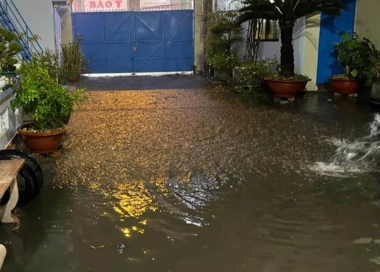 Mưa gây ngập cục bộ nhà dân ở quận 11