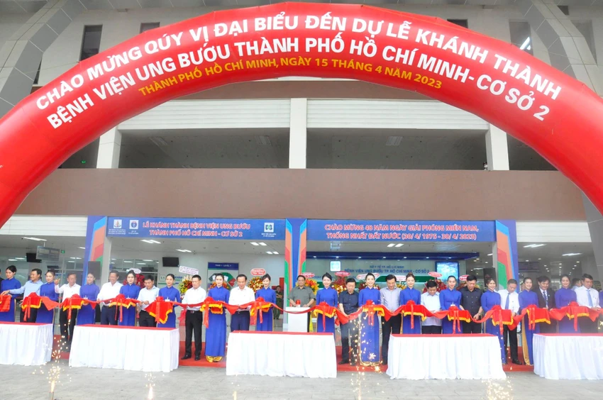 Thủ tướng cùng các đại biểu cắt băng khánh thành Bệnh viện Ung bướu TP.HCM (cơ sở 2). Ảnh: TS Thủ tướng cùng các đại biểu cắt băng khánh thành Bệnh viện Ung bướu TP.HCM (cơ sở 2). Ảnh: TS