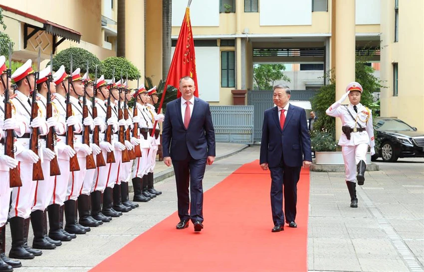 Ngài Kubrakov Ivan Vladimirovich duyệt Đội danh dự Công an nhân dân Việt Nam