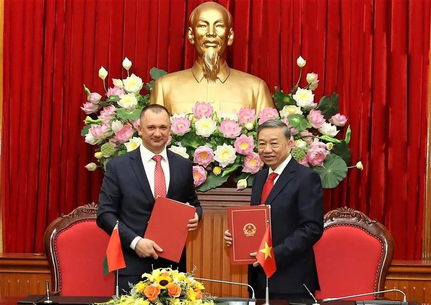 Bộ trưởng Tô Lâm và Bộ trưởng Kubrakov Ivan Vladimirovich ký Chương trình phối hợp hành động giữa hai Bộ.