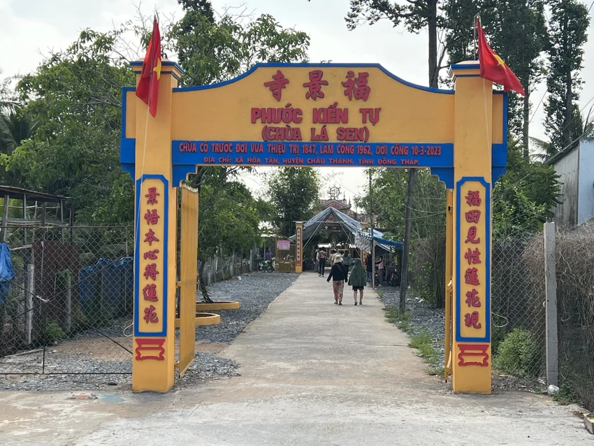 Cổng vào chùa Lá Sen (Phước Kiển Tự) nơi nuôi trồng loài sen có lá khổng lồ. Ảnh: QUỐC HƯƠNG. Cổng vào chùa Lá Sen (Phước Kiển Tự) nơi nuôi trồng loài sen có lá khổng lồ. Ảnh: QUỐC HƯƠNG.