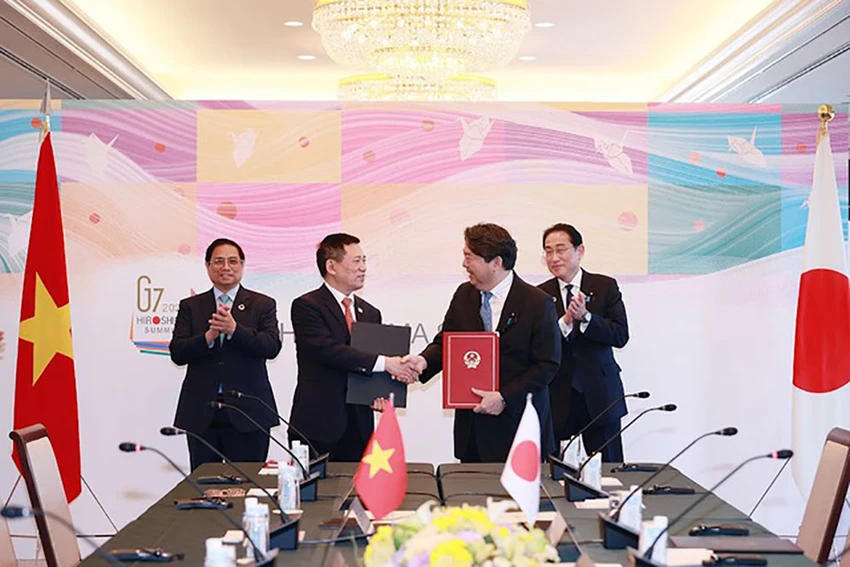 Thủ tướng Phạm Minh Chính và Thủ tướng Nhật Bản Kishida Fumio chứng kiến hai bên trao đổi văn bản ký kết 3 dự án hợp tác ODA với tổng trị giá 61 tỷ Yên - Ảnh: VGP Thủ tướng Phạm Minh Chính và Thủ tướng Nhật Bản Kishida Fumio chứng kiến hai bên trao đổi văn bản ký kết 3 dự án hợp tác ODA với tổng trị giá 61 tỷ Yên - Ảnh: VGP