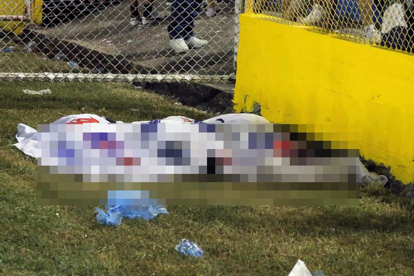 Thi thể các nạn nhân của vụ giẫm đạp tại SVĐ Cuscatlan, El Salvador. Ảnh: AFP Thi thể các nạn nhân của vụ giẫm đạp tại SVĐ Cuscatlan, El Salvador. Ảnh: AFP