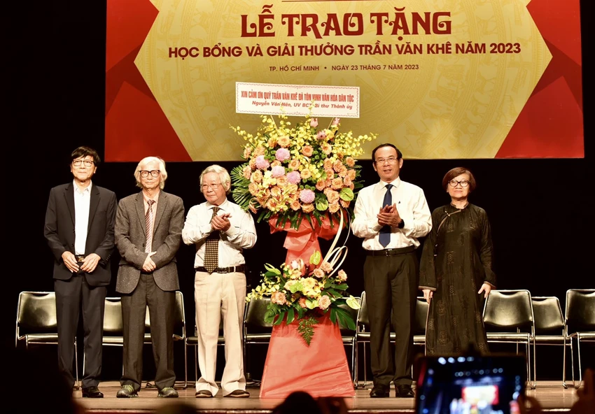 Bí thư Thành ủy TP.HCM Nguyễn Văn Nên tặng hoa chúc mừng. Ảnh: Trần Tiến Dũng Bí thư Thành ủy TP.HCM Nguyễn Văn Nên tặng hoa chúc mừng. Ảnh: Trần Tiến Dũng