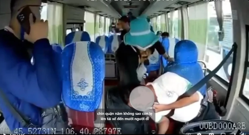 Tài xế gục xuống do đột quỵ. Ảnh: MXH Tài xế gục xuống do đột quỵ. Ảnh: MXH