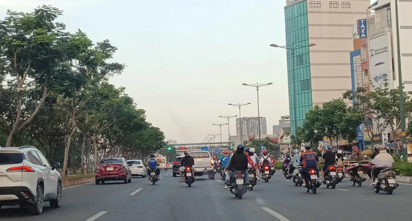 xe máy lấn làn