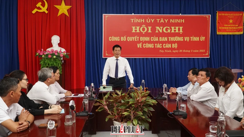 Hội nghị công bố quyết định của Tỉnh uỷ Tây Ninh về công tác cán bộ. Ảnh: VĐ Bổ nhiệm hiệu trưởng trường chính trị tỉnh Tây Ninh