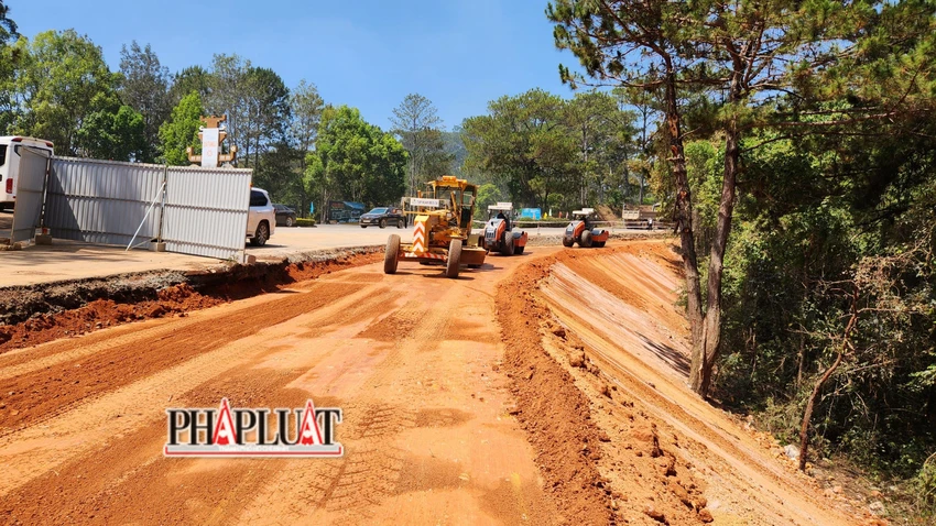 Đơn vị thi công đang chạy đua để tránh mùa mưa kéo dài từ tháng 6 đến hết tháng 11. Ảnh: VT thi công đèo Prenn