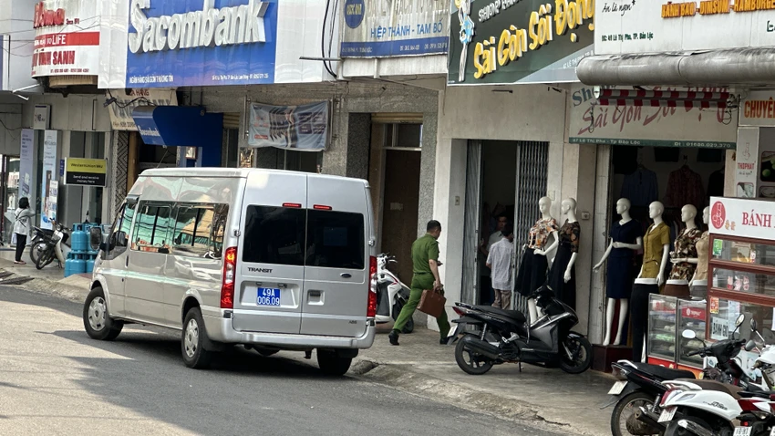 Công an đang khám xét nhà riêng của ông Bắc ở TP Bảo Lộc. Ảnh: HIẾU NGHĨA Bắt nguyên chủ tịch Bảo Lộc