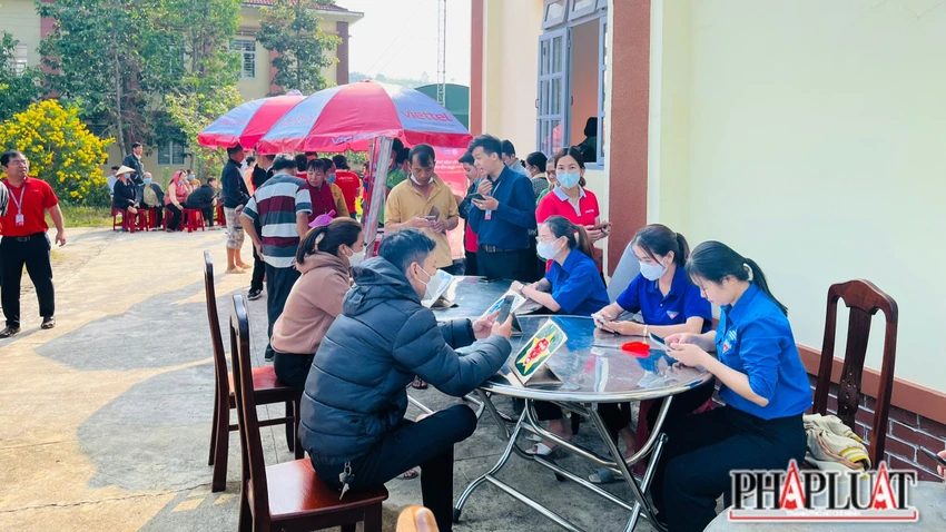 Huyện Đạ Tẻh phấn đấu đến cuối năm 2023 có 70% người dân có điện thoại thông minh cài ứng dụng “Đạ Tẻh trực tuyến”, 90% người dân trong độ tuổi đủ điều kiện, đăng ký và sử dụng tài khoản định danh điện tử mức 2 (VNeID) và 95% hộ gia đình có sử dụng dịch vụ thanh toán không dùng tiền mặt. Huyện Đạ Tẻh phấn đấu đến cuối năm 2023 có 70% người dân có điện thoại thông minh cài ứng dụng “Đạ Tẻh trực tuyến”, 90% người dân trong độ tuổi đủ điều kiện, đăng ký và sử dụng tài khoản định danh điện tử mức 2 (VNeID) và 95% hộ gia đình có sử dụng dịch vụ thanh toán không dùng tiền mặt.