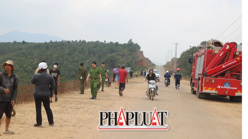 Công an đang điều tra nguyên nhân vụ tai nạn thương tâm này. Ảnh: HIẾU NGHĨA lao xe xuống cầu ở đường tránh bảo lộc