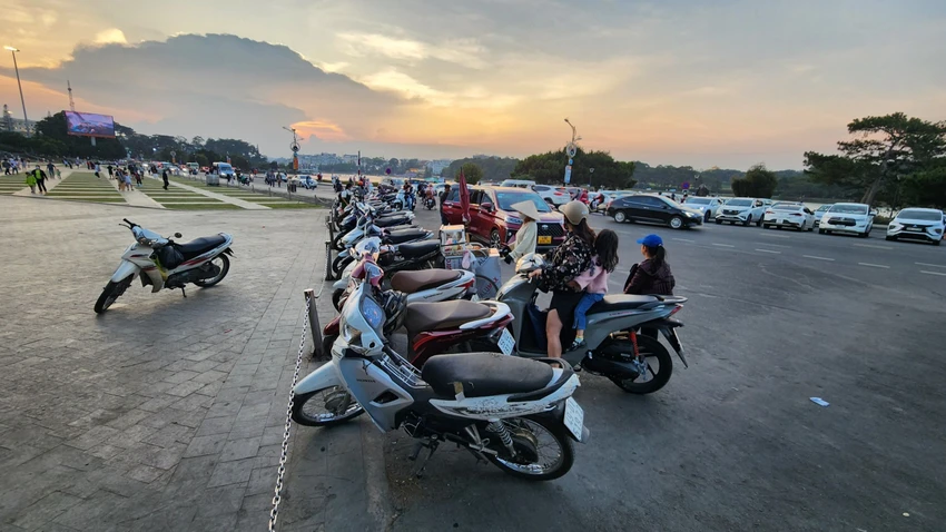 Vị trí mà 4 thanh niên trà trộn để trộm xe của du khách. Ảnh: CACC Vị trí mà 4 thanh niên trà trộn để trộm xe của du khách. Ảnh: CACC